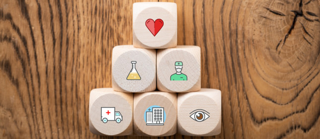 Holzwürfel mit Icons aus dem Gesundheitswesen