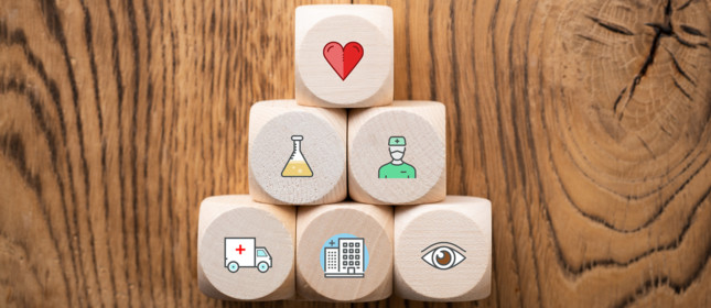 Cubi di legno con icone del settore sanitario
